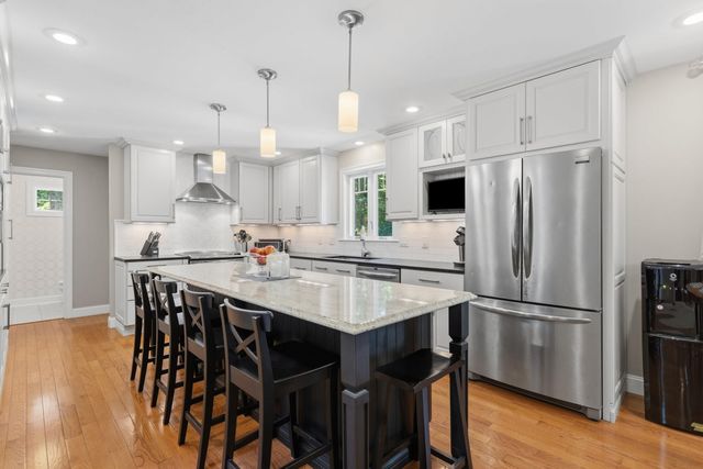 7 Premier Drive, Londonderry, NH 03053