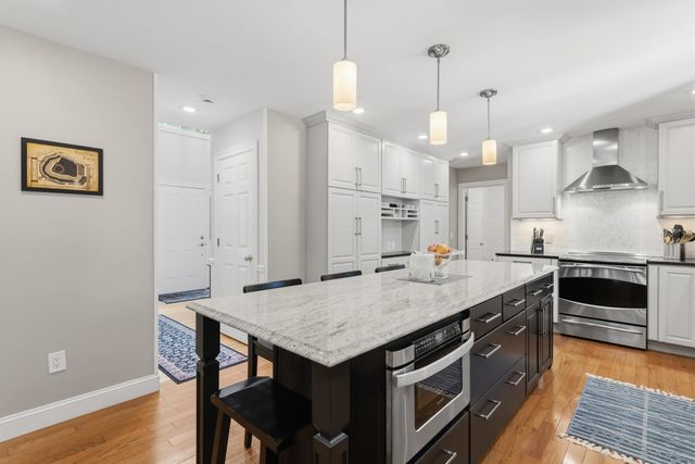 7 Premier Drive, Londonderry, NH 03053
