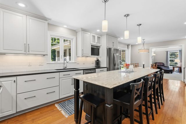 7 Premier Drive, Londonderry, NH 03053