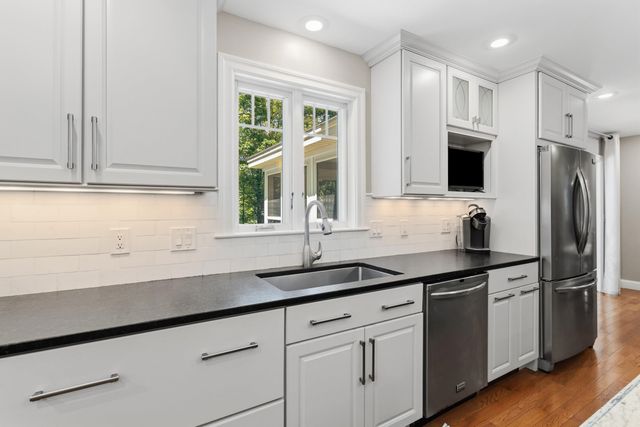 7 Premier Drive, Londonderry, NH 03053