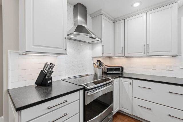 7 Premier Drive, Londonderry, NH 03053