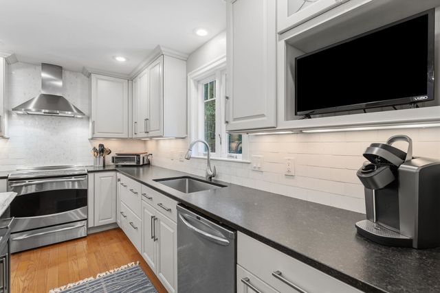 7 Premier Drive, Londonderry, NH 03053