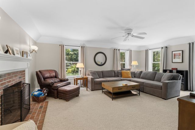 7 Premier Drive, Londonderry, NH 03053