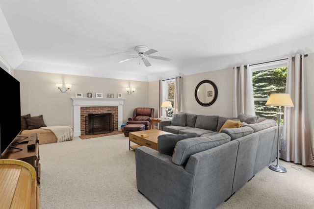 7 Premier Drive, Londonderry, NH 03053