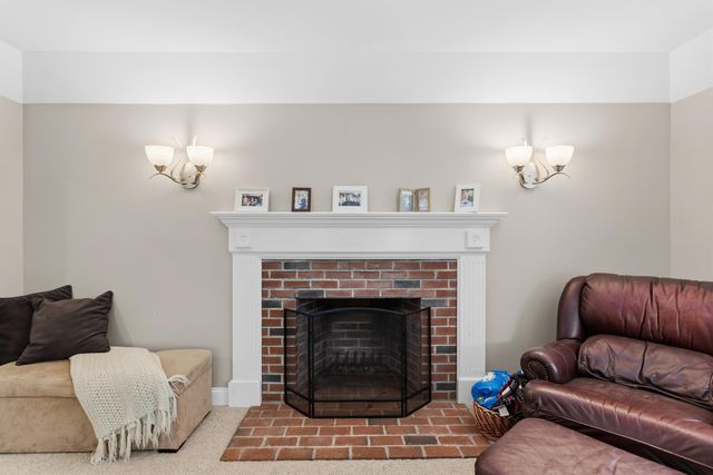 7 Premier Drive, Londonderry, NH 03053