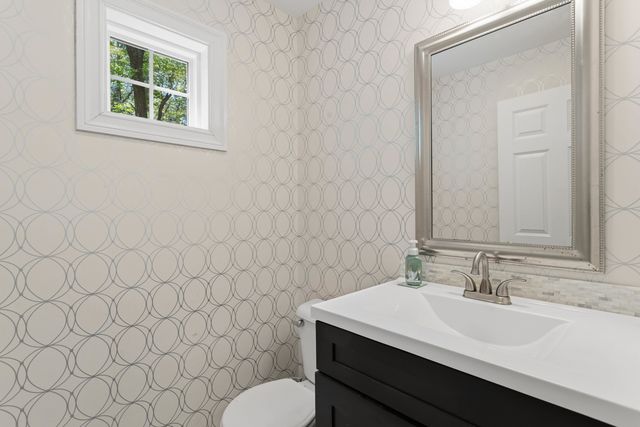 7 Premier Drive, Londonderry, NH 03053