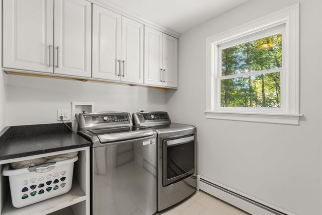 7 Premier Drive, Londonderry, NH 03053