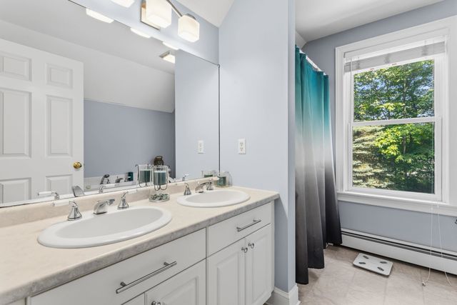 7 Premier Drive, Londonderry, NH 03053