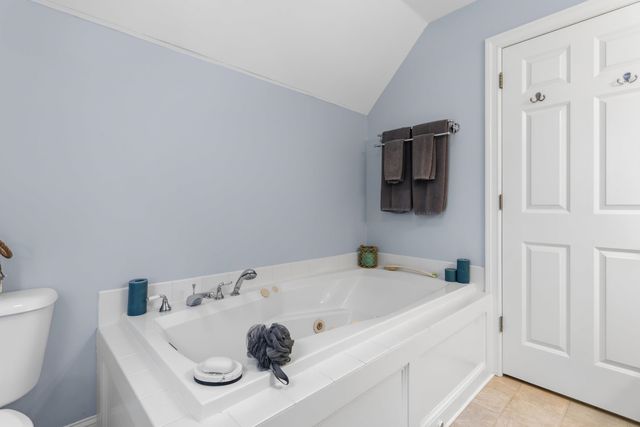 7 Premier Drive, Londonderry, NH 03053