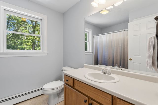 7 Premier Drive, Londonderry, NH 03053