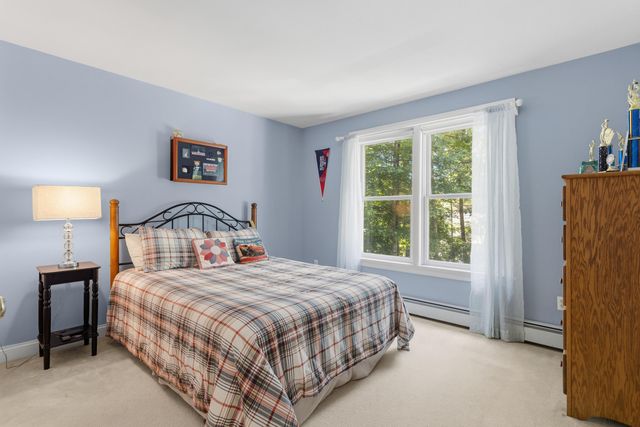 7 Premier Drive, Londonderry, NH 03053