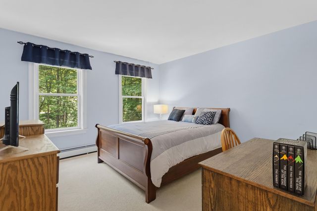 7 Premier Drive, Londonderry, NH 03053