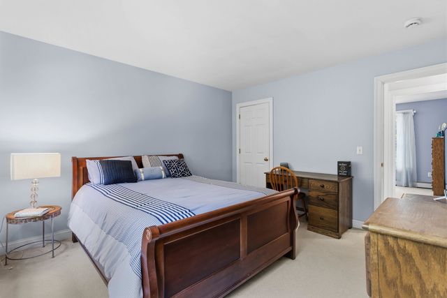7 Premier Drive, Londonderry, NH 03053
