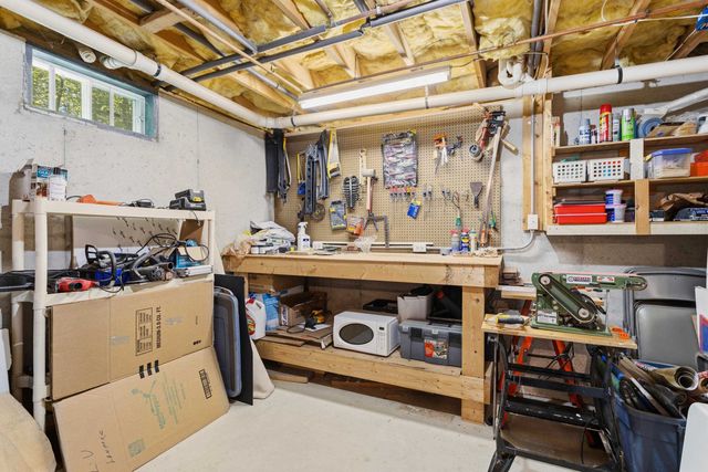 7 Premier Drive, Londonderry, NH 03053