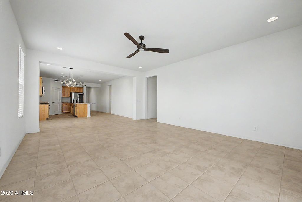 Image 10 of property listing at 8954 W SAN JUAN Avenue, Glendale, AZ 85305
