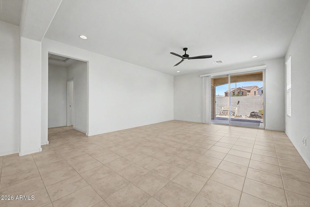 Image 11 of property listing at 8954 W SAN JUAN Avenue, Glendale, AZ 85305