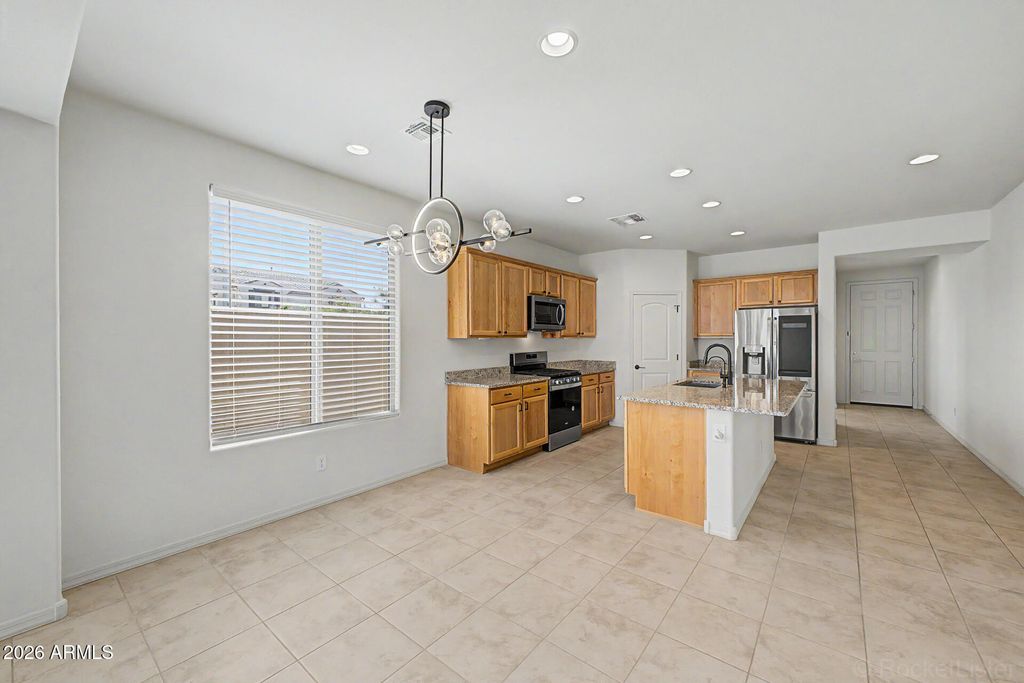 Image 12 of property listing at 8954 W SAN JUAN Avenue, Glendale, AZ 85305