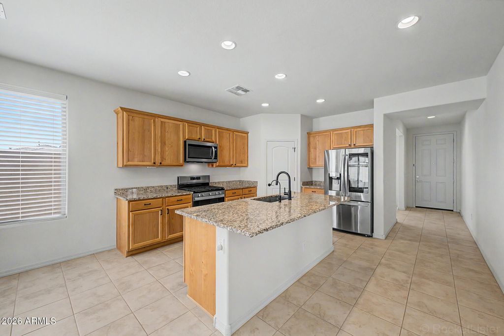 Image 13 of property listing at 8954 W SAN JUAN Avenue, Glendale, AZ 85305
