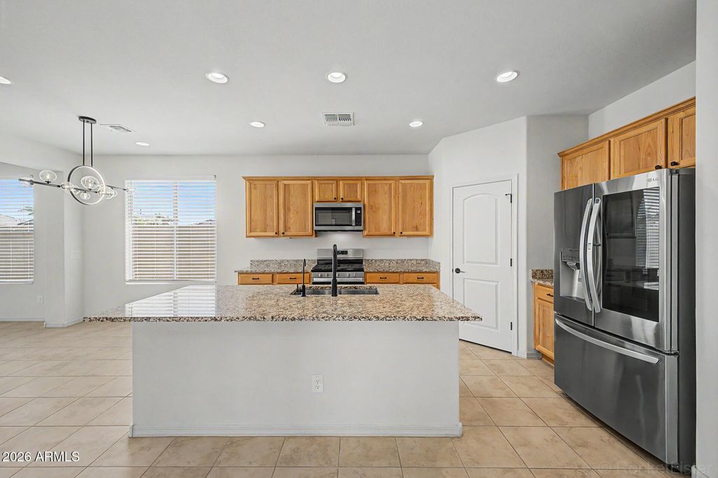 Image 14 of property listing at 8954 W SAN JUAN Avenue, Glendale, AZ 85305
