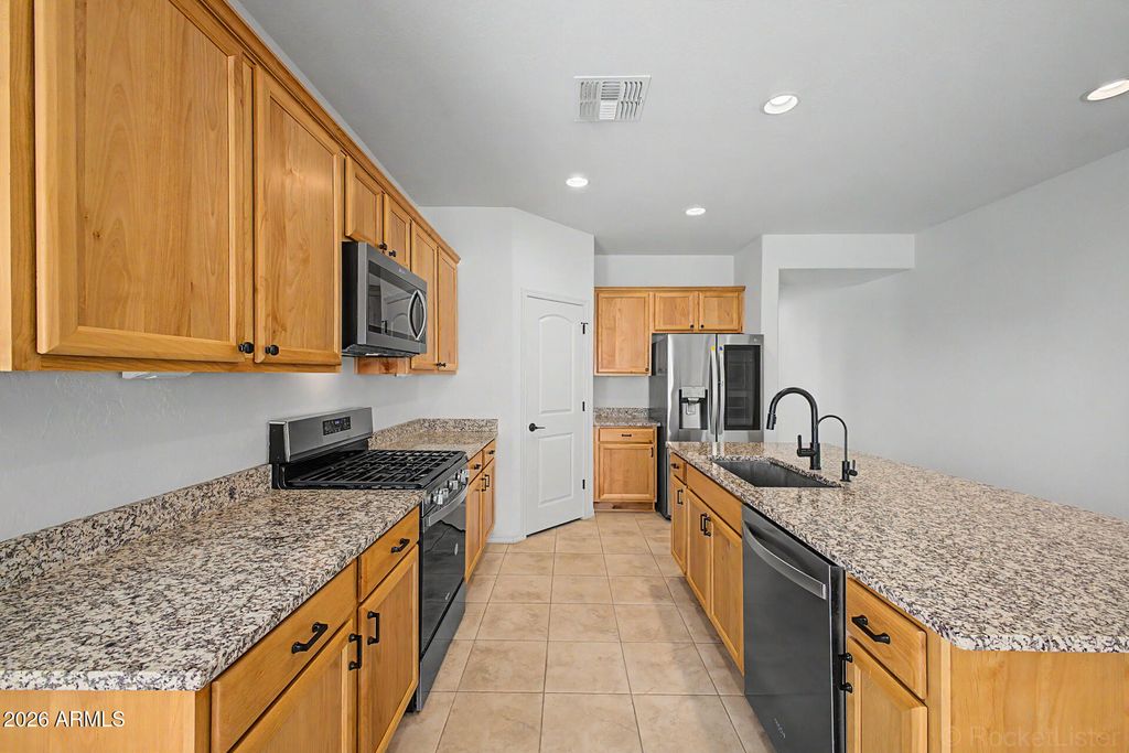 Image 15 of property listing at 8954 W SAN JUAN Avenue, Glendale, AZ 85305