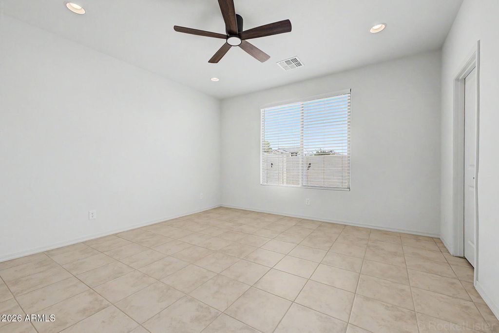 Image 18 of property listing at 8954 W SAN JUAN Avenue, Glendale, AZ 85305