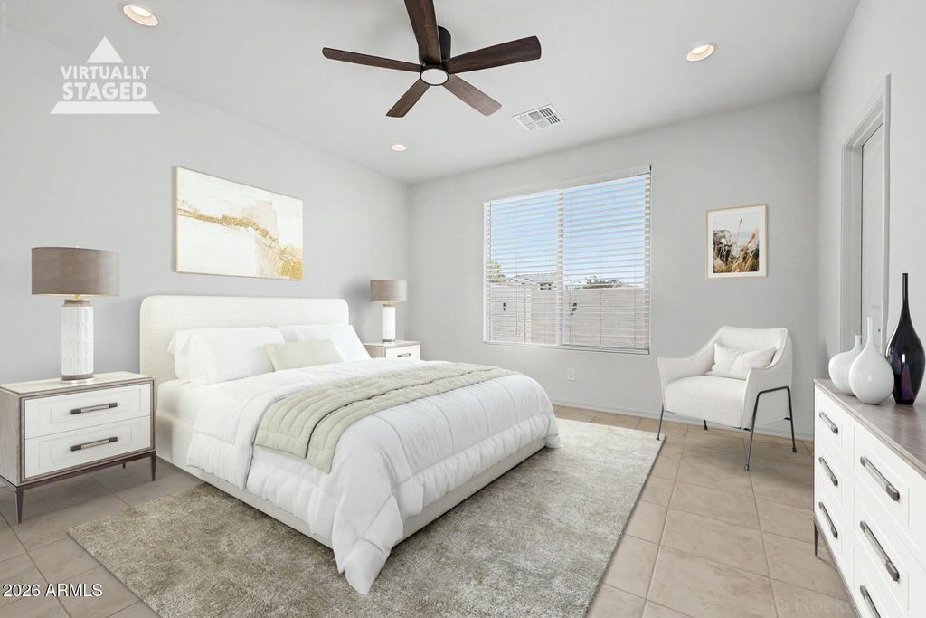 Image 19 of property listing at 8954 W SAN JUAN Avenue, Glendale, AZ 85305