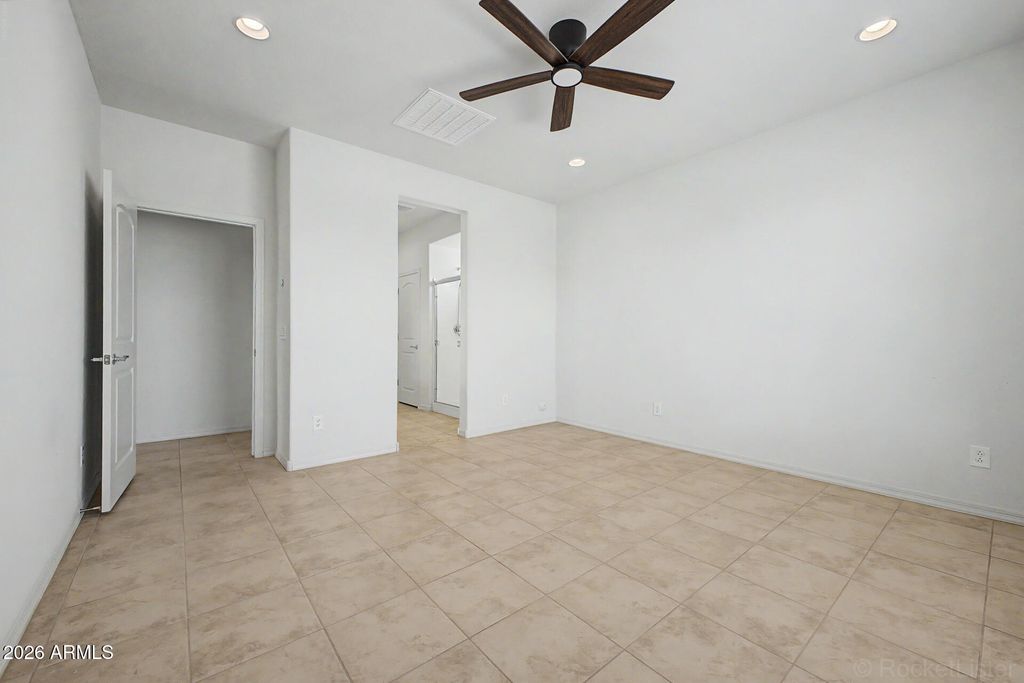 Image 20 of property listing at 8954 W SAN JUAN Avenue, Glendale, AZ 85305