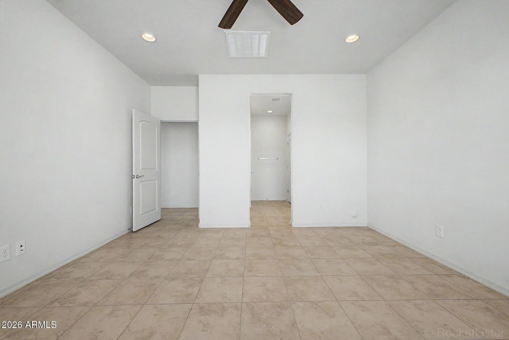 Image 22 of property listing at 8954 W SAN JUAN Avenue, Glendale, AZ 85305