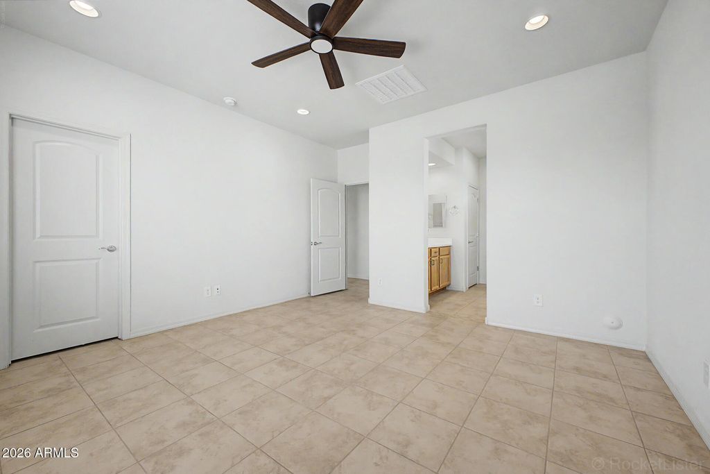 Image 23 of property listing at 8954 W SAN JUAN Avenue, Glendale, AZ 85305