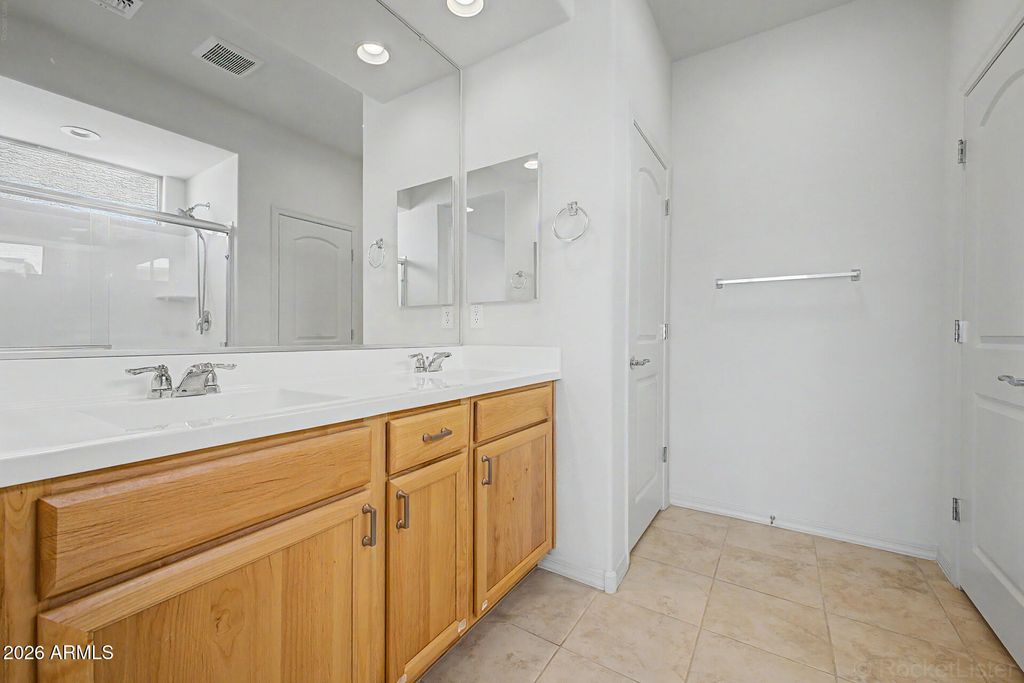 Image 24 of property listing at 8954 W SAN JUAN Avenue, Glendale, AZ 85305