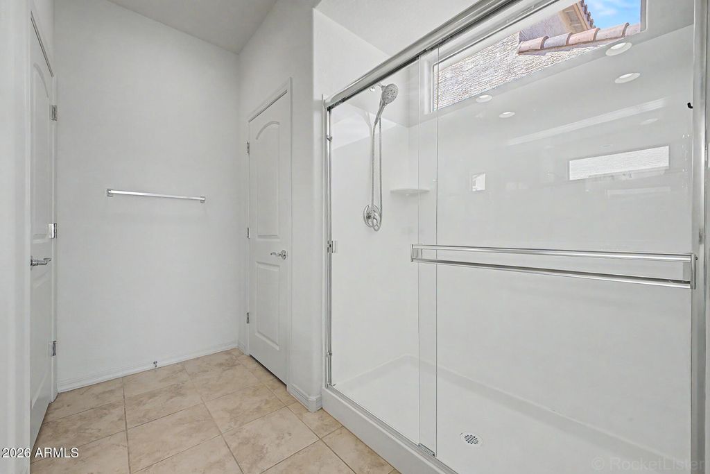 Image 25 of property listing at 8954 W SAN JUAN Avenue, Glendale, AZ 85305