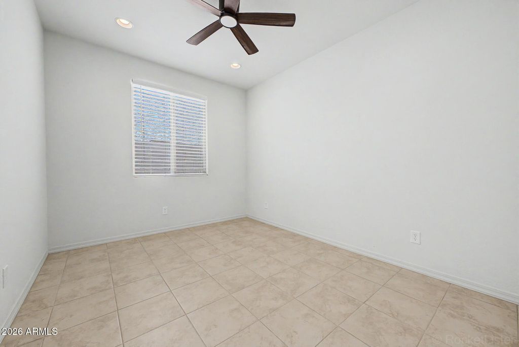 Image 27 of property listing at 8954 W SAN JUAN Avenue, Glendale, AZ 85305