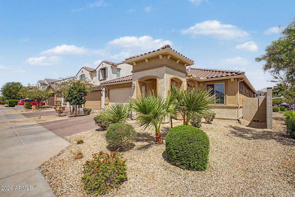 Image 3 of property listing at 8954 W SAN JUAN Avenue, Glendale, AZ 85305
