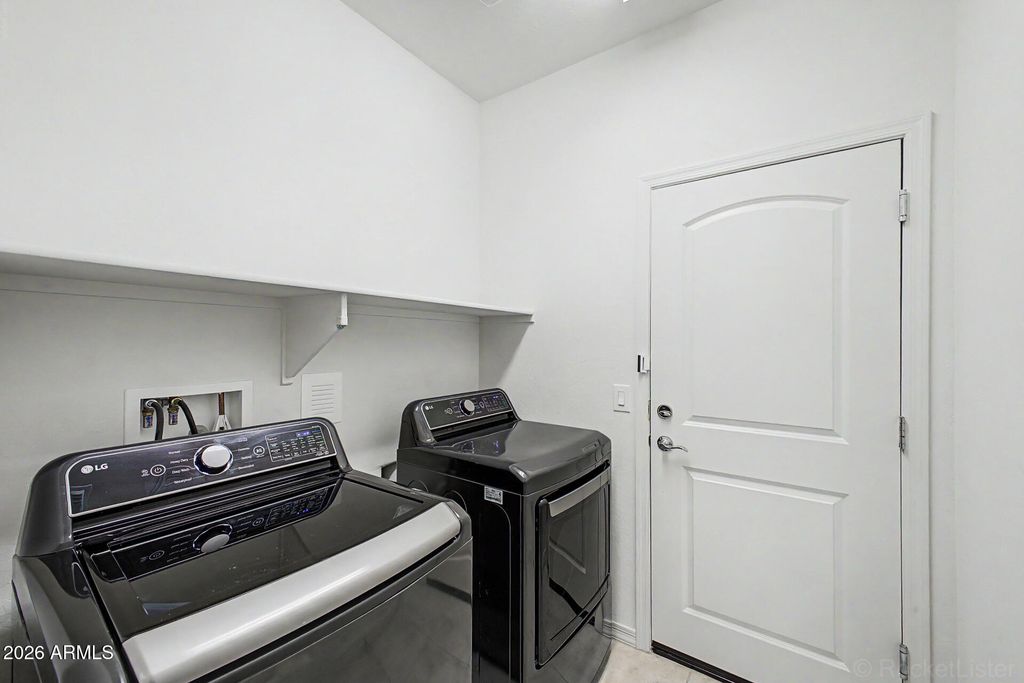 Image 32 of property listing at 8954 W SAN JUAN Avenue, Glendale, AZ 85305