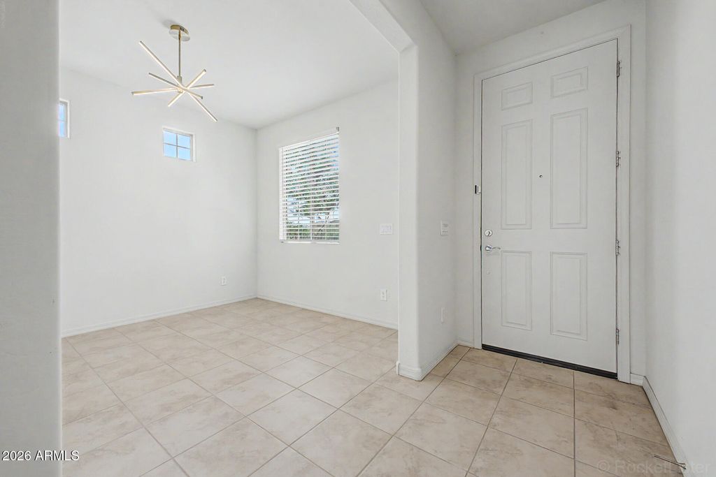 Image 4 of property listing at 8954 W SAN JUAN Avenue, Glendale, AZ 85305
