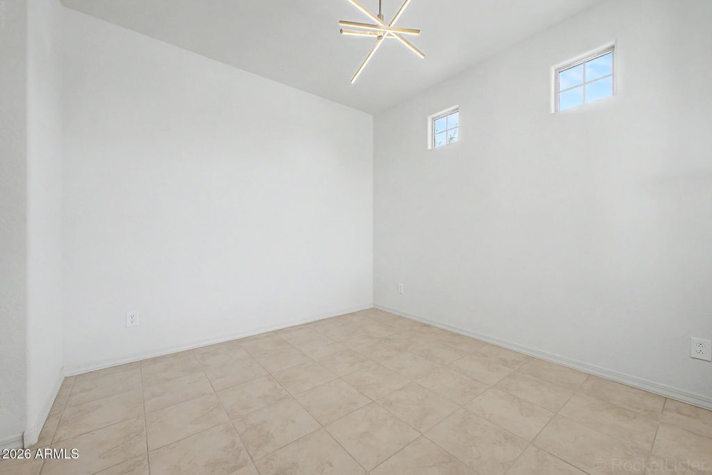 Image 5 of property listing at 8954 W SAN JUAN Avenue, Glendale, AZ 85305