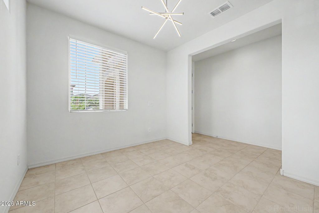 Image 6 of property listing at 8954 W SAN JUAN Avenue, Glendale, AZ 85305