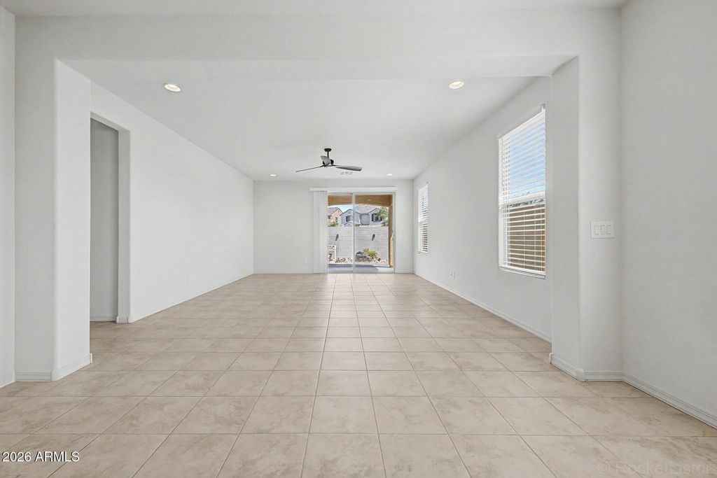 Image 7 of property listing at 8954 W SAN JUAN Avenue, Glendale, AZ 85305