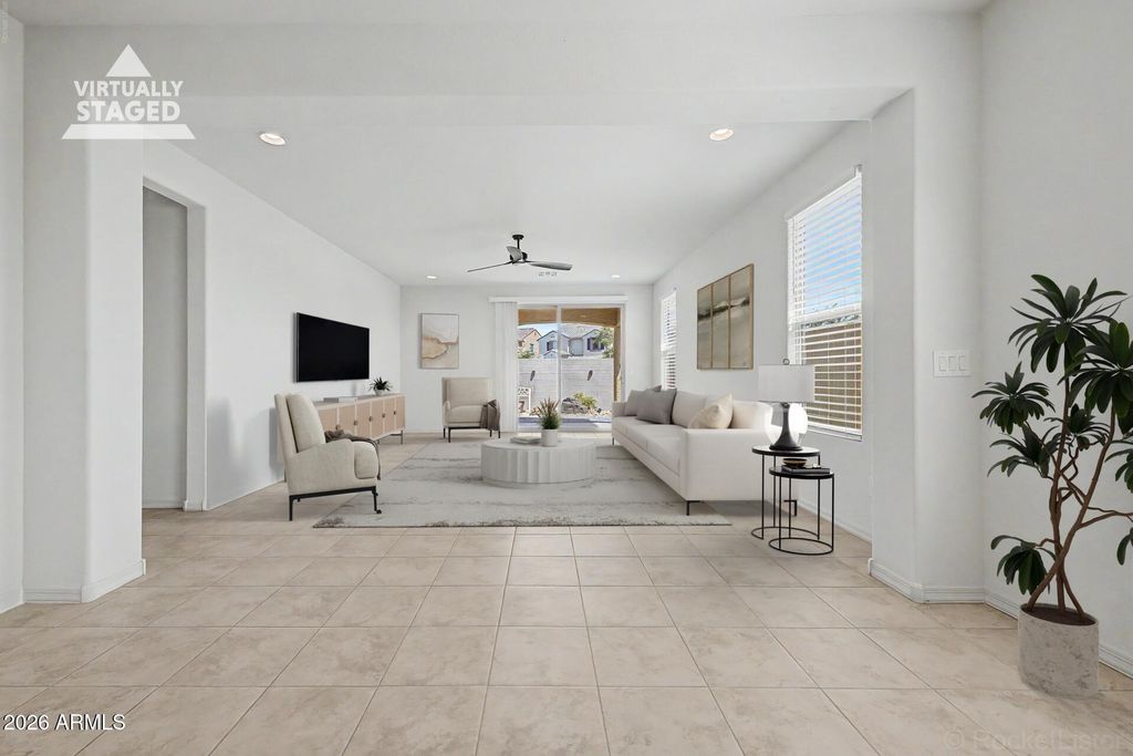 Image 8 of property listing at 8954 W SAN JUAN Avenue, Glendale, AZ 85305