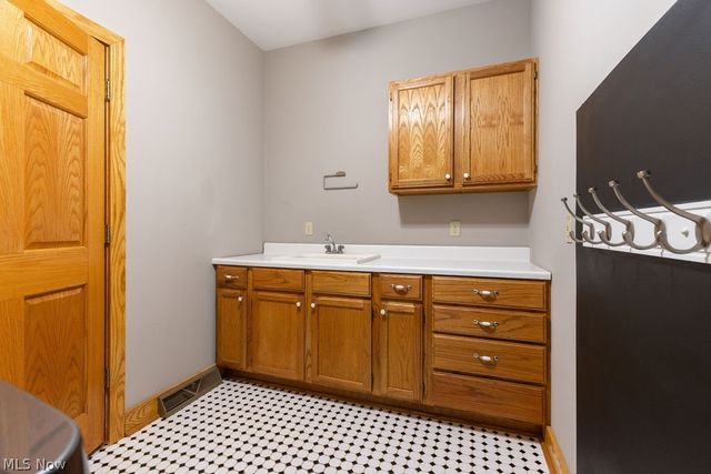 10710 Edgewater Drive, Cleveland, OH 44102