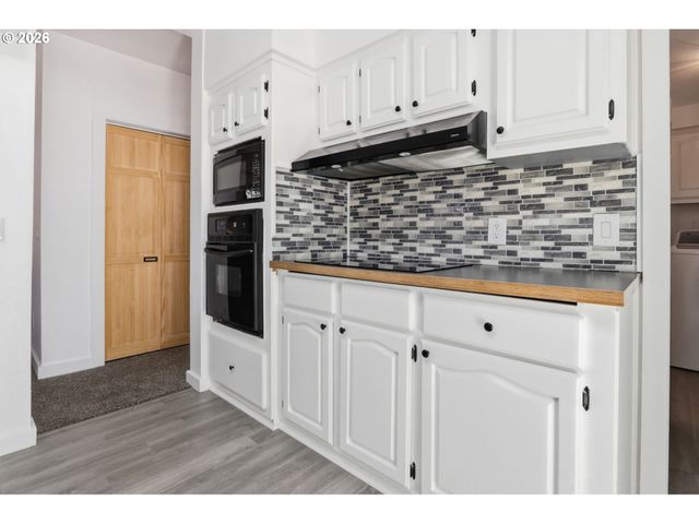 1412 W C Ave, La Center, WA 98629