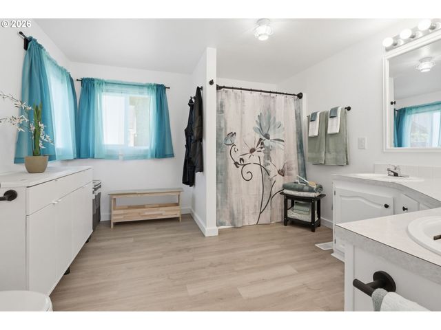 1412 W C Ave, La Center, WA 98629