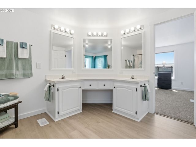 1412 W C Ave, La Center, WA 98629