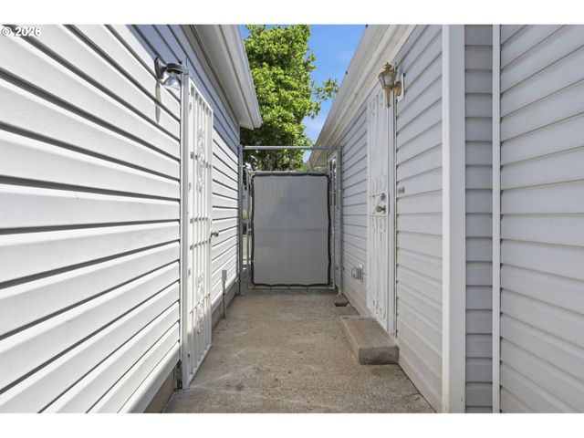 1412 W C Ave, La Center, WA 98629