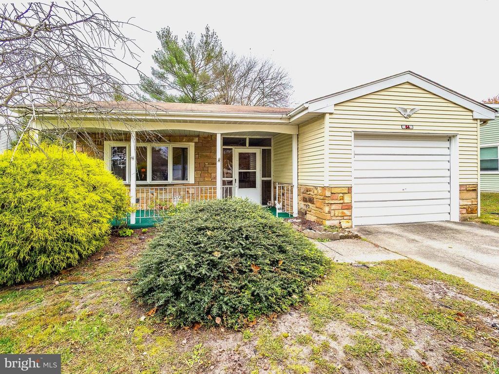64 HUNTINGTON DR, Southampton, NJ 08088