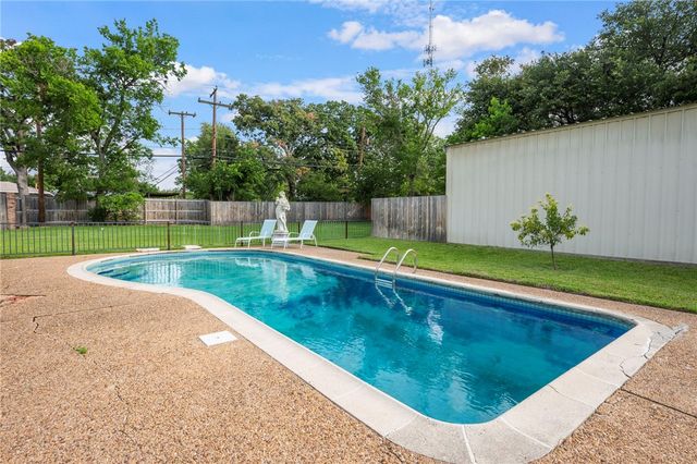 3705 Carter Creek Parkway, Bryan, TX 77802
