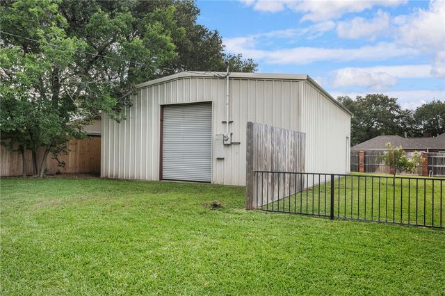 3705 Carter Creek Parkway, Bryan, TX 77802