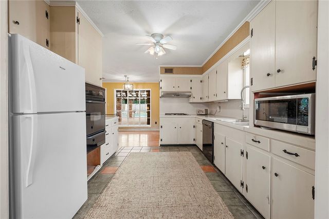 3705 Carter Creek Parkway, Bryan, TX 77802