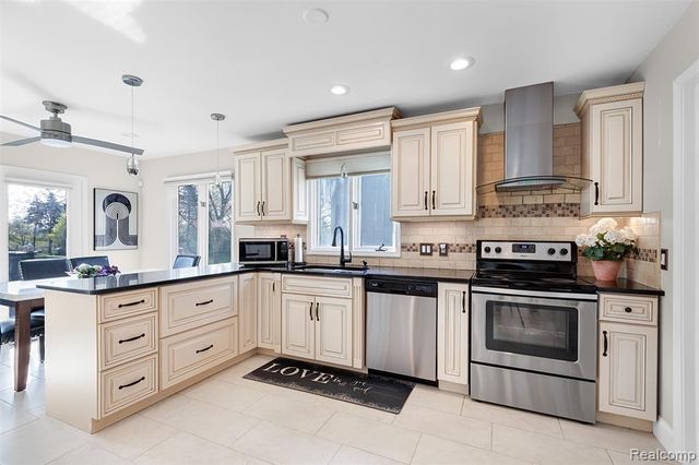 37814 Avon Lane, Farmington Hills, MI 48331