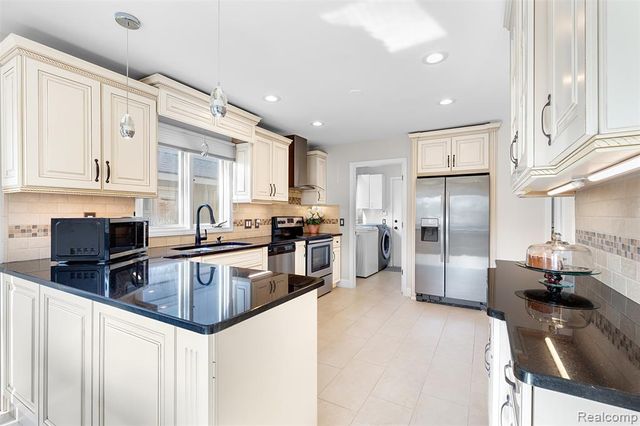 37814 Avon Lane, Farmington Hills, MI 48331